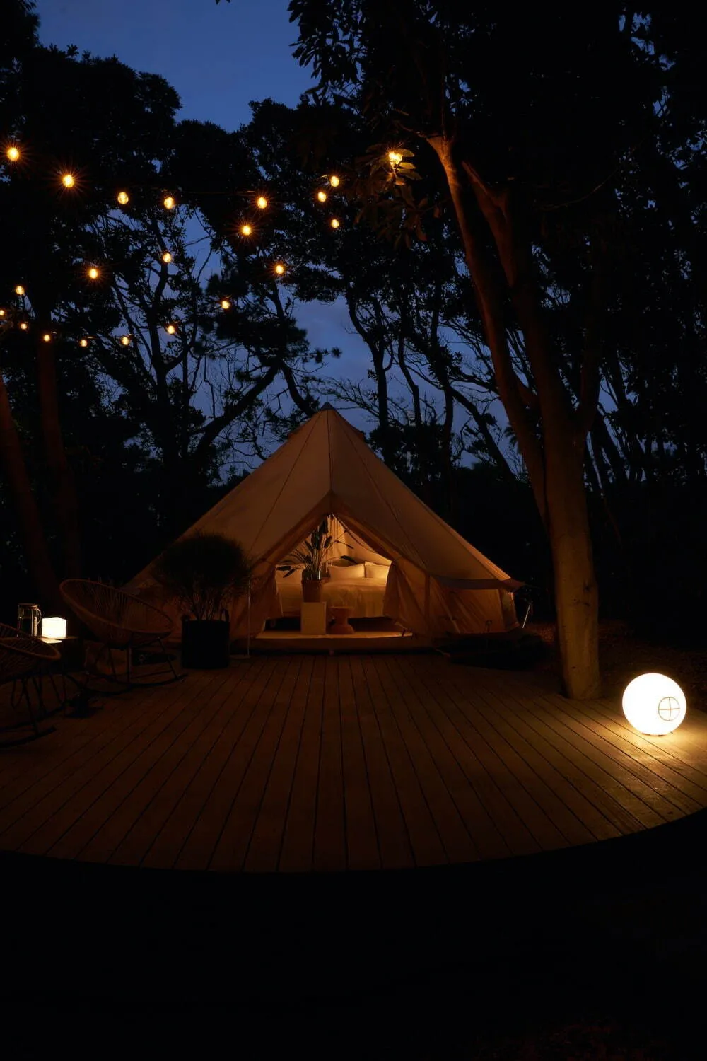 灯りのともる夜のグランピングテント(small planet CAMP&GRILL)