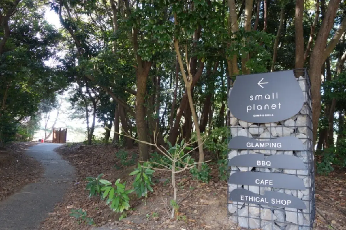 small planet CAMP&GRILLの案内看板