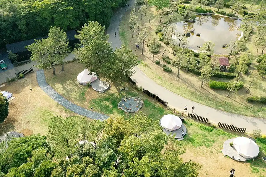 夕方の光が差す屋外の風景